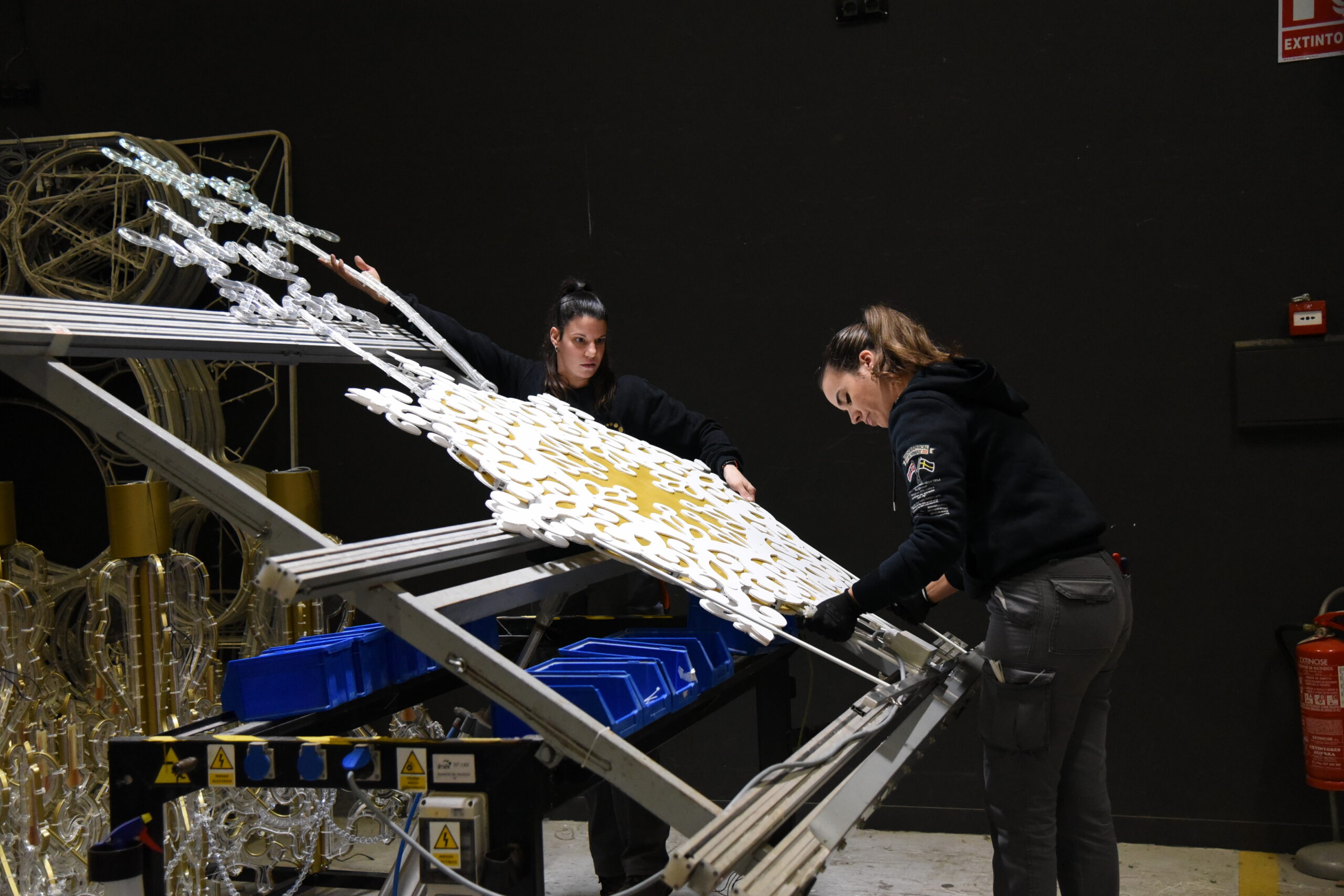 Cómo se diseñan y fabrican grandes instalaciones de iluminación decorativa 3 DSC 8080 scaled