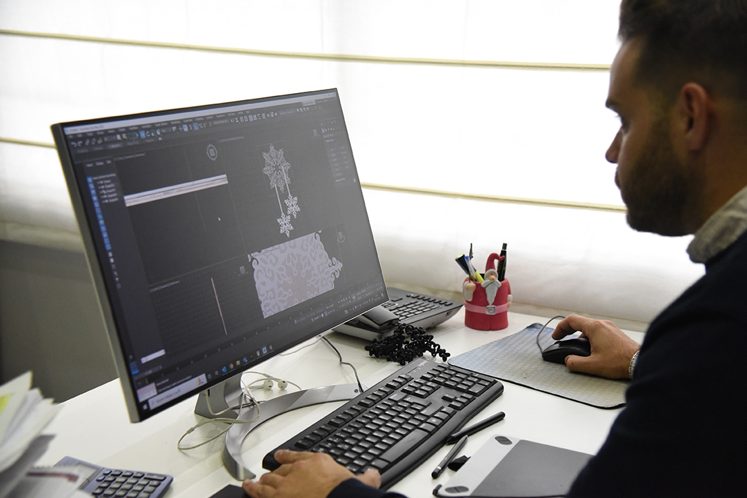 Cómo se diseñan y fabrican grandes instalaciones de iluminación decorativa 1 DSC 8202