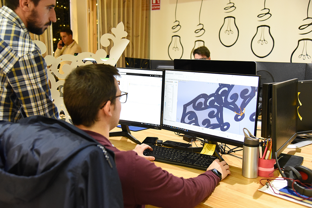 Cómo se diseñan y fabrican grandes instalaciones de iluminación decorativa 2 DSC 8265