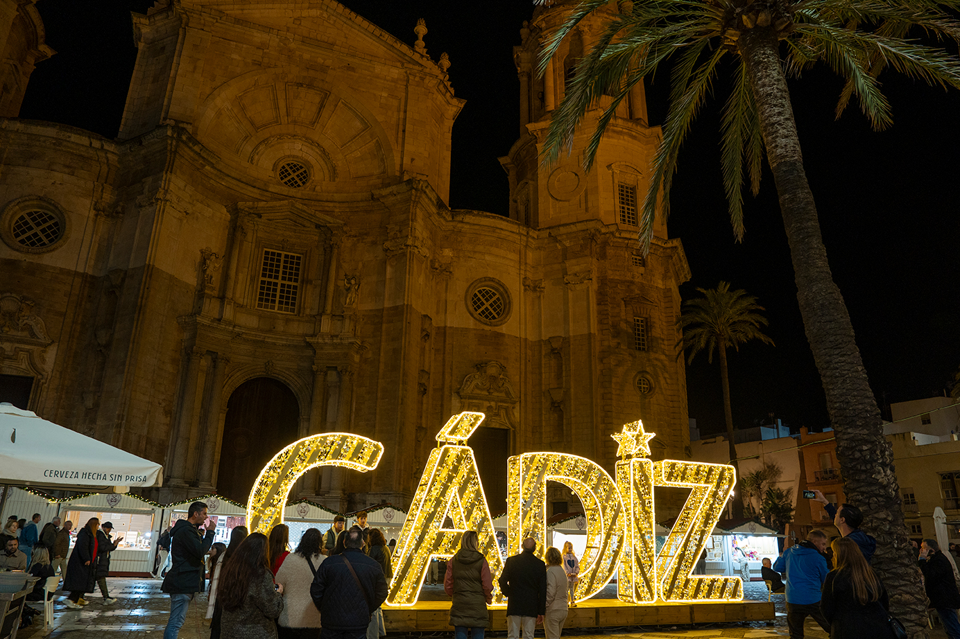 Cómo ayuda la iluminación decorativa a impulsar la economía y generar negocio 5 cartel cadiz compressed
